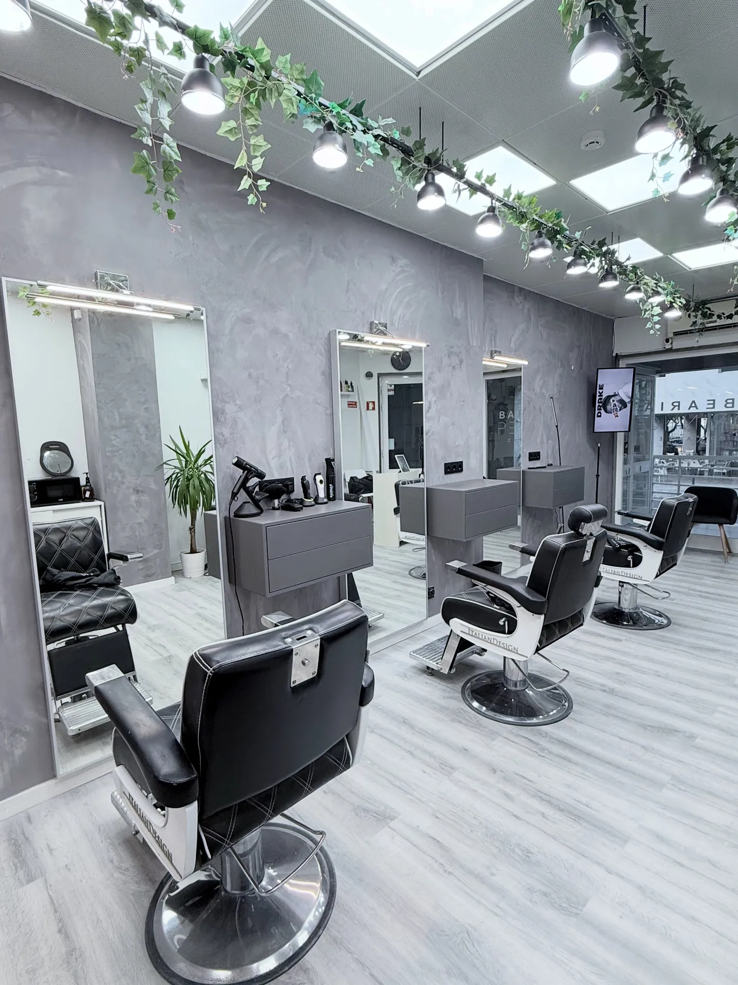 Interior da Barbearia Pedrinho Cabelo e Arte — unidade Oriente, Lisboa